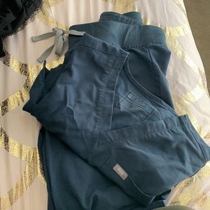 Dark harbor figs caterina XS TOP  and Jamora  joggers XS petite
